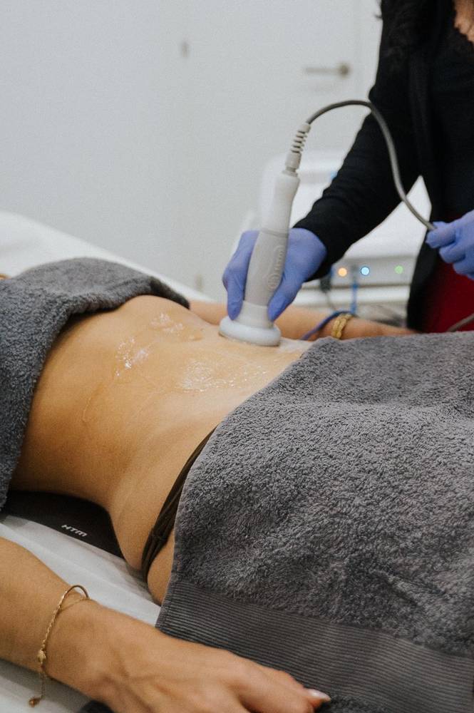 Tratamento de gordura localizada no abdómen com cavitação