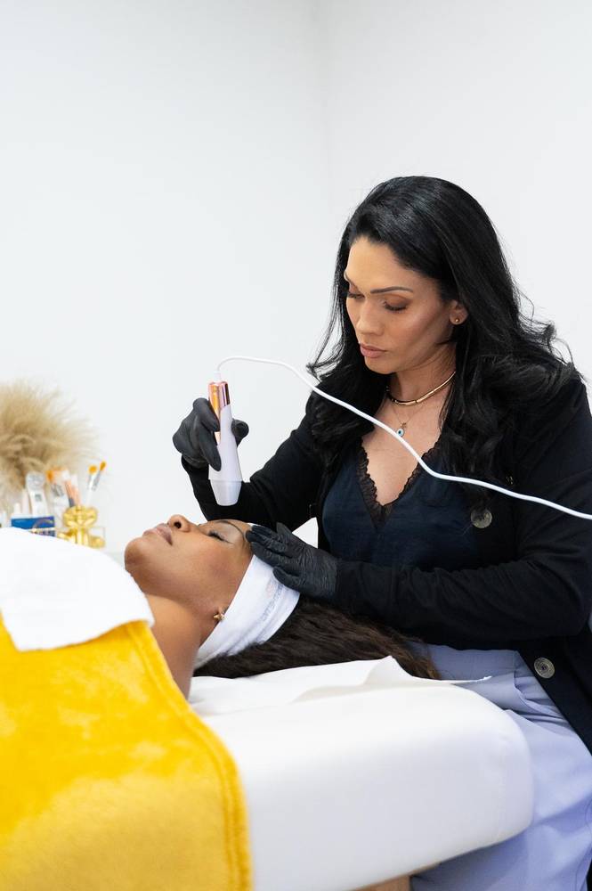 Rafaelle Serra durante um tratamento de rosto